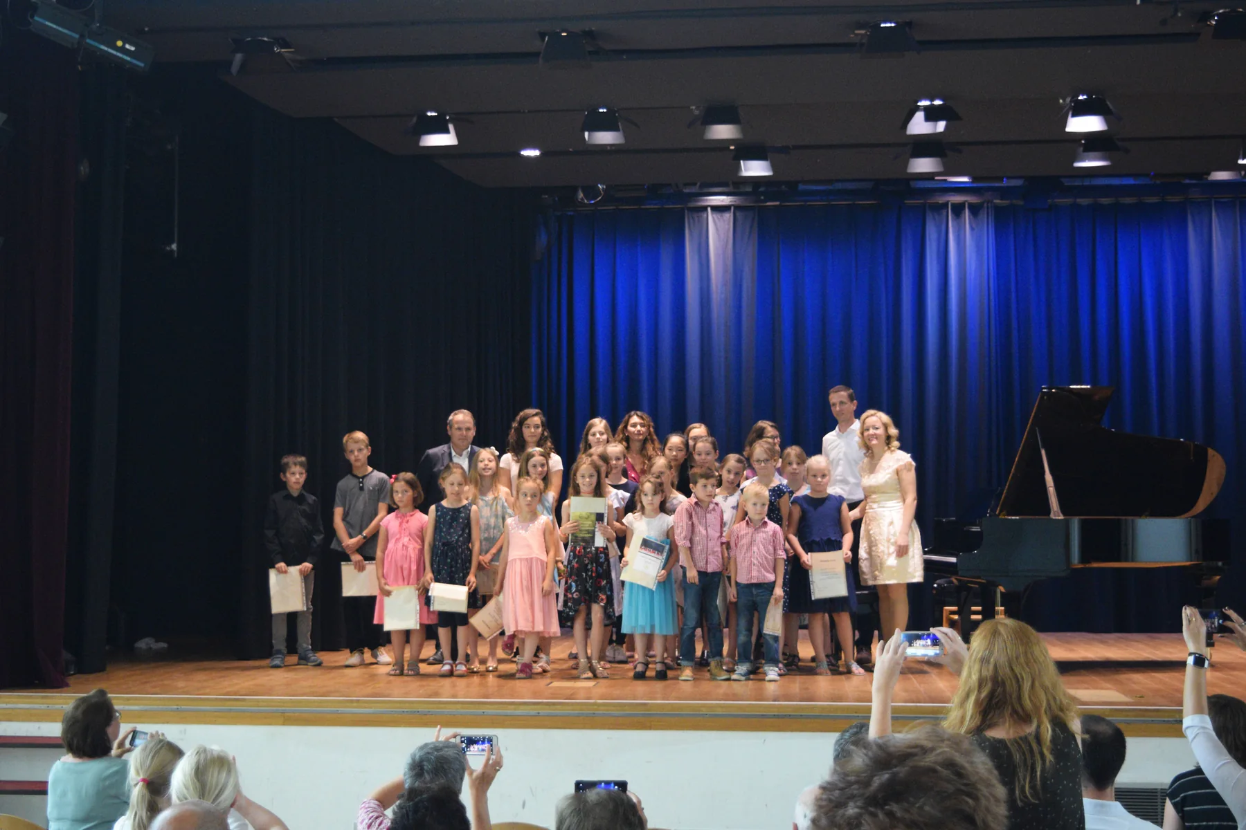 Schülerinnen und Schüler mit Ivajla Kirova auf der Konzertbühne